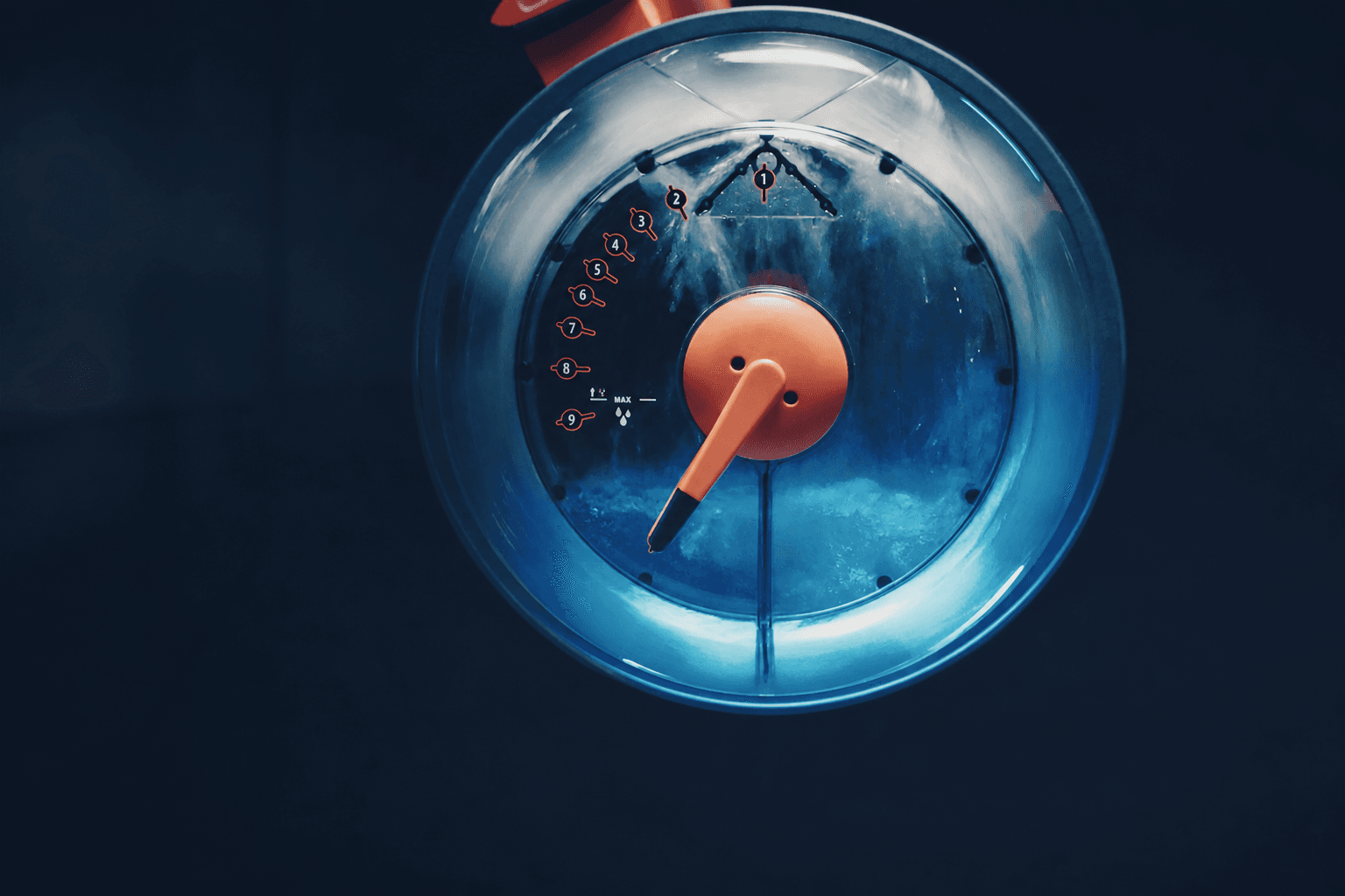 Водный резервуар FluidRower с лопастями во время рабочего движения