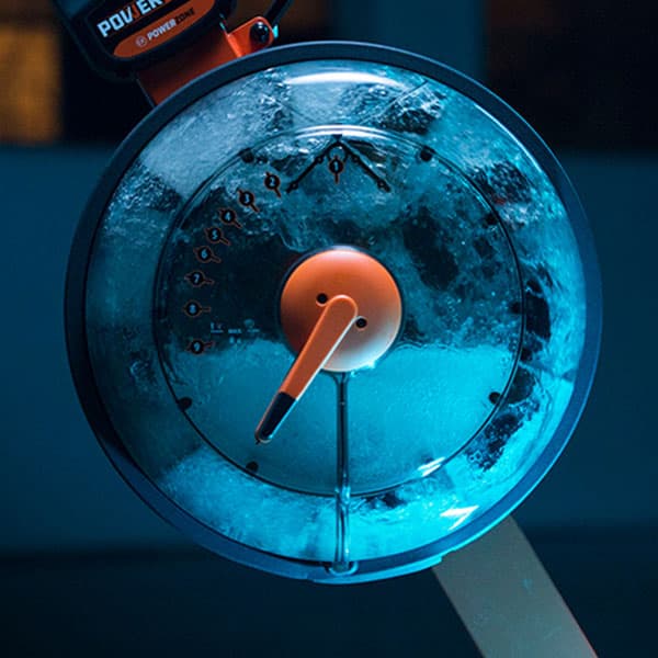 Вода и лопасти внутри резервуара FluidRower во время гребка